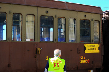 Il treno storico delle ferrovie italiane. Fotografie di Giulio Azzarello &copy;2017.