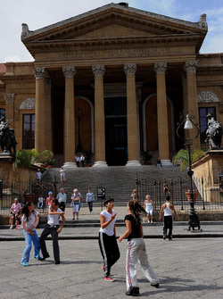 DANZE URBANE contemporanee per le vie di Palermo. Fotografie di Giulio Azzarello &copy;2014.