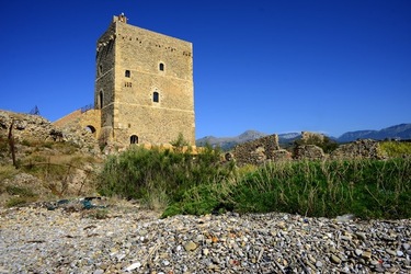 CASTELLO di Campofelice di Roccella. Fotografie di Giulio Azzarello &copy;2020.