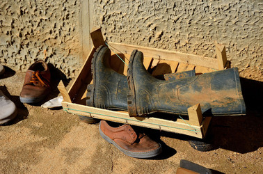 SCARPE di persone povere. Fotografie di Giulio Azzarello &copy;2016.