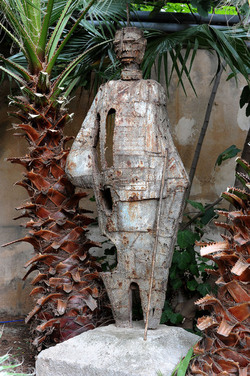 ANGELO DENARO pittore artista siciliano con la sua scultura di ferro. Fotografie di Giulio Azzarello &copy;2014.