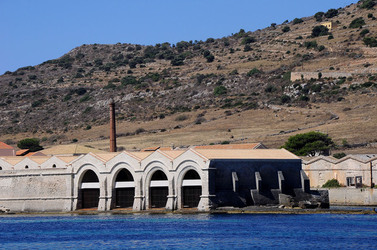 Il PORTO DI FAVIGNANA in Sicilia visioni panoramiche o particolari. Fotografie di Giulio Azzarello &copy;2014.