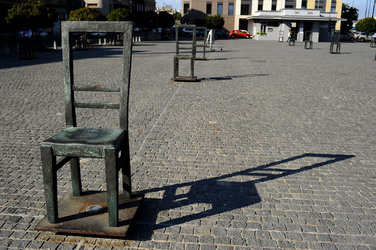 LA SEDIA DELLA MEMORIA nel quartiere ebraico di Cracovia. Fotografie di Giulio Azzarello &copy;2016.