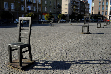 LA SEDIA DELLA MEMORIA nel quartiere ebraico di Cracovia. Fotografie di Giulio Azzarello &copy;2016.
