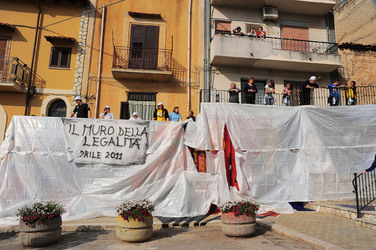 IL MURO DELL ANTIMAFIA e della legalit&agrave; a Partinico in Sicilia. Fotografie di Giulio Azzarello &copy;2014.