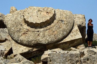 PAOLA PACE attrice italiana di origini siciliane Palermo ritratti a Sellinunte. Fotografie di Giulio Azzarello ©2014.