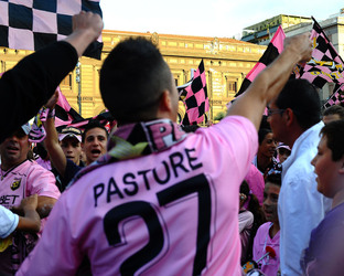 I TIFOSI DEL PALERMO CALCIO in piazza per festeggiare. Fotografie di Giulio Azzarello ©2014. I TIFOSI DEL PALERMO CALCIO in piazza per festeggiare. Fotografie di Giulio Azzarello ©2014.