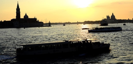 VENEZIA fotografie di Giulio Azzarello ©2020. VENEZIA fotografie di Giulio Azzarello ©2020.