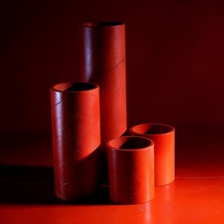 CARTONI ROSSI. Fotografie di Giulio Azzarello &copy;2023.