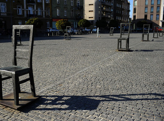 LA SEDIA DELLA MEMORIA nel quartiere ebraico di Cracovia. Fotografie di Giulio Azzarello &copy;2016.