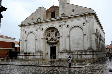 TEMPIO MALATESTIANO e SPIAGGIA di Rimini. Fotografie di Giulio Azzarello &copy;2016.