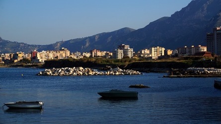 BARCHE. Fotografie di Giulio Azzarello ©2022. BARCHE. Fotografie di Giulio Azzarello ©2022.