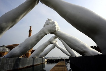 LE MANI DI LORENZO QUENN Biennale di Venezia. Fotografie di Giulio Azzarello &copy;2020.