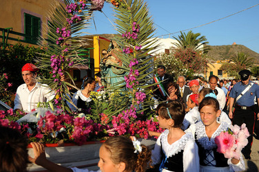 PROCESSIONE RELIGIOSA DEL MARE a Linosa. Fotografie di Giulio Azzarello ©2014. PROCESSIONE RELIGIOSA DEL MARE a Linosa. Fotografie di Giulio Azzarello ©2014.