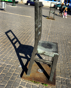 LA SEDIA DELLA MEMORIA nel quartiere ebraico di Cracovia. Fotografie di Giulio Azzarello &copy;2016.