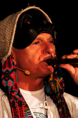 BRUNO LEONE e il suo Pulcinella spettacolo. Fotografie di Giulio Azzarello ©2014. BRUNO LEONE e il suo Pulcinella spettacolo. Fotografie di Giulio Azzarello ©2014.