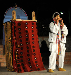 BRUNO LEONE e il suo Pulcinella spettacolo. Fotografie di Giulio Azzarello ©2014. BRUNO LEONE e il suo Pulcinella spettacolo. Fotografie di Giulio Azzarello ©2014.