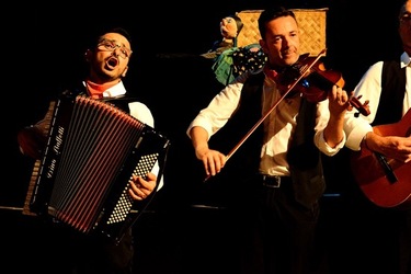 SERENATA fotografie di Giulio Azzarello ©2020. SERENATA fotografie di Giulio Azzarello ©2020.