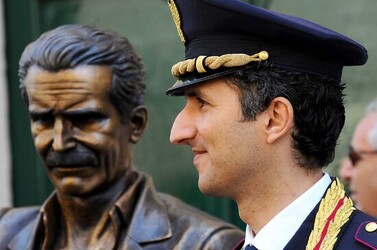 CAMILLERI e MONTALBANO a Porto Empedocle Agrigento . Fotografie di Giulio Azzarello ©2014. CAMILLERI e MONTALBANO a Porto Empedocle Agrigento . Fotografie di Giulio Azzarello ©2014.