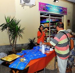 NEGOZIO di ANIMALI. Fotografie di Giulio Azzarello ©2018. NEGOZIO di ANIMALI. Fotografie di Giulio Azzarello ©2018.