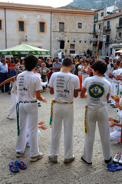 DANZE BRASILIANE E DANZATORI MULTIETNICI a Monreale in Sicilia. Fotografie di Giulio Azzarello &copy;2014.