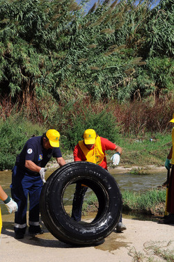 LA BONIFICA delle coste a Palermo una azione simbolica di Lega Ambiente Sicilia. Fotografie di Giulio Azzarello &copy;2014.
