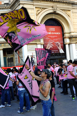 I TIFOSI DEL PALERMO CALCIO in piazza per festeggiare. Fotografie di Giulio Azzarello ©2014. I TIFOSI DEL PALERMO CALCIO in piazza per festeggiare. Fotografie di Giulio Azzarello ©2014.