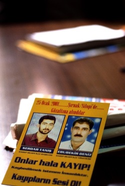 NEWROZ marzo 2001. Curdistan turco. Fotografie di Giulio Azzarello ©2001 2022. NEWROZ marzo 2001. Curdistan turco. Fotografie di Giulio Azzarello ©2001 2022.