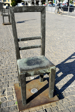 LA SEDIA DELLA MEMORIA nel quartiere ebraico di Cracovia. Fotografie di Giulio Azzarello &copy;2016.