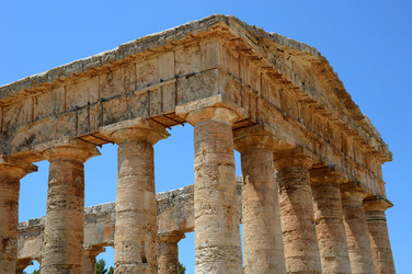 SEGESTA il sito archeologico il teatro greco e l acropoli. Panorami e particolari. Fotografie di Giulio Azzarello &copy;2014.