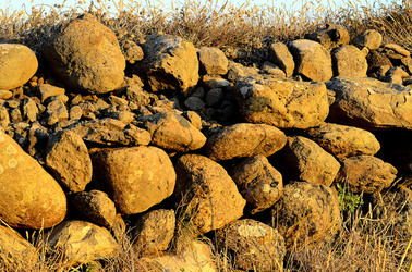 ISOLA DI USTICA pietre. Fotografie di Giulio Azzarello &copy;2016.