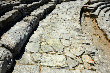 SEGESTA il sito archeologico il teatro greco e l acropoli. Panorami e particolari. Fotografie di Giulio Azzarello &copy;2014.