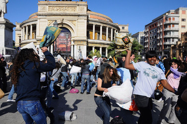 LOTTA DI CUSCINI flash mob fotografie di Giulio Azzarello ©2014. LOTTA DI CUSCINI flash mob fotografie di Giulio Azzarello ©2014.