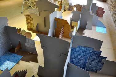 ANNE CLEMENCE de GROLEE e una sua installazione. Fotografie di Giulio Azzarello &copy;2014.