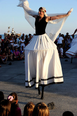 TRAMPOLIERI A LINOSA in Sicilia tutti i momenti dello spettacolo. Fotografie di Giulio Azzarello &copy;2014.