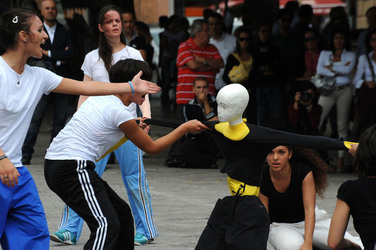 DANZE URBANE contemporanee per le vie di Palermo. Fotografie di Giulio Azzarello &copy;2014.