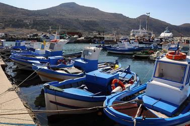 Il PORTO DI FAVIGNANA in Sicilia visioni panoramiche o particolari. Fotografie di Giulio Azzarello &copy;2014.