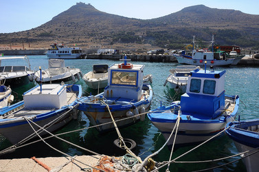 Il PORTO DI FAVIGNANA in Sicilia visioni panoramiche o particolari. Fotografie di Giulio Azzarello &copy;2014.