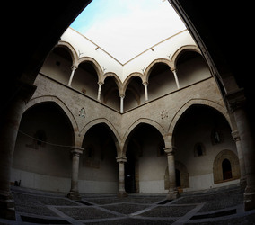 LOGGIATO arabo normanno allo Steri di Palermo. Fotografie di Giulio Azzarello &copy;2014.