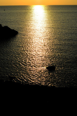 ISOLA DI USTICA la costa. Fotografie di Giulio Azzarello &copy;2016.