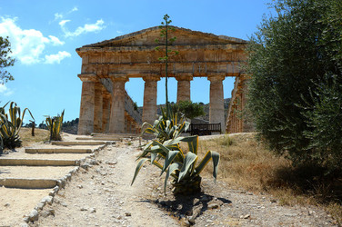 SEGESTA il sito archeologico il teatro greco e l acropoli. Panorami e particolari. Fotografie di Giulio Azzarello &copy;2014.