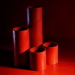 CARTONI ROSSI. Fotografie di Giulio Azzarello &copy;2023.