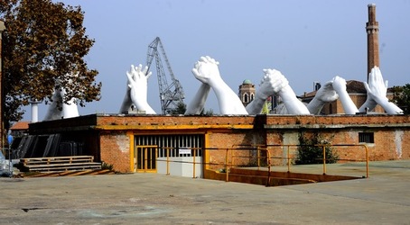 LE MANI DI LORENZO QUENN Biennale di Venezia. Fotografie di Giulio Azzarello &copy;2020.