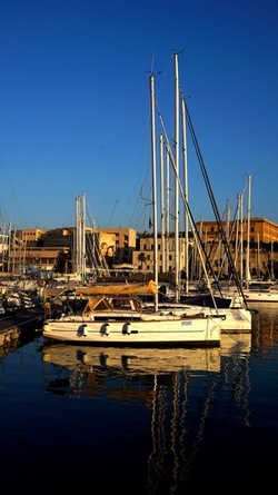 BARCHE. Fotografie di Giulio Azzarello ©2022. BARCHE. Fotografie di Giulio Azzarello ©2022.