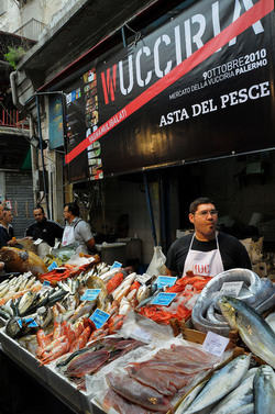 ASTA DEL PESCE ALLA VUCCIRIA di Palermo. Fotografie di Giulio Azzarello &copy;2014.