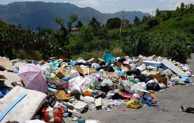 DISCARICA abusiva nei pressi del comune e paese di Monreale in Sicilia. Fotografie di Giulio Azzarello &copy;2014.