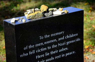 AUSCHHWITZ BIRKENAU le lapidi della memoria. Fotografie di Giulio Azzarello &copy;2016.