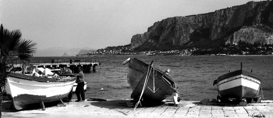 BIANCO NERO. Fotografie di Giulio Azzarello ©2021. BIANCO NERO. Fotografie di Giulio Azzarello ©2021.