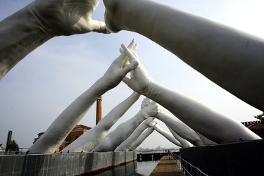 LE MANI DI LORENZO QUENN Biennale di Venezia. Fotografie di Giulio Azzarello &copy;2020.