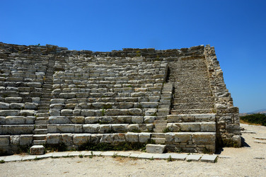 SEGESTA il sito archeologico il teatro greco e l acropoli. Panorami e particolari. Fotografie di Giulio Azzarello &copy;2014.